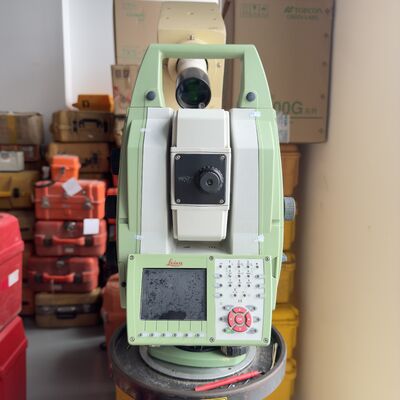 Station totale Leica TM50 d'occasion avec mémoire flash interne et carte SD externe, format de données ASCII et écran tactile capacitif multipoint de 5,0 pouces