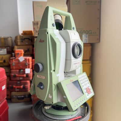 station totale Leica TM50 d'occasion avec une portée de 1000m sans prisme, mesure grossière en 0,6s et écran tactile capacitif multipoint de 0,5 pouces